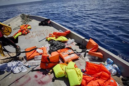 Una barca con 50 migrantes en situación crítica al sur de Malta pide un rescate urgente