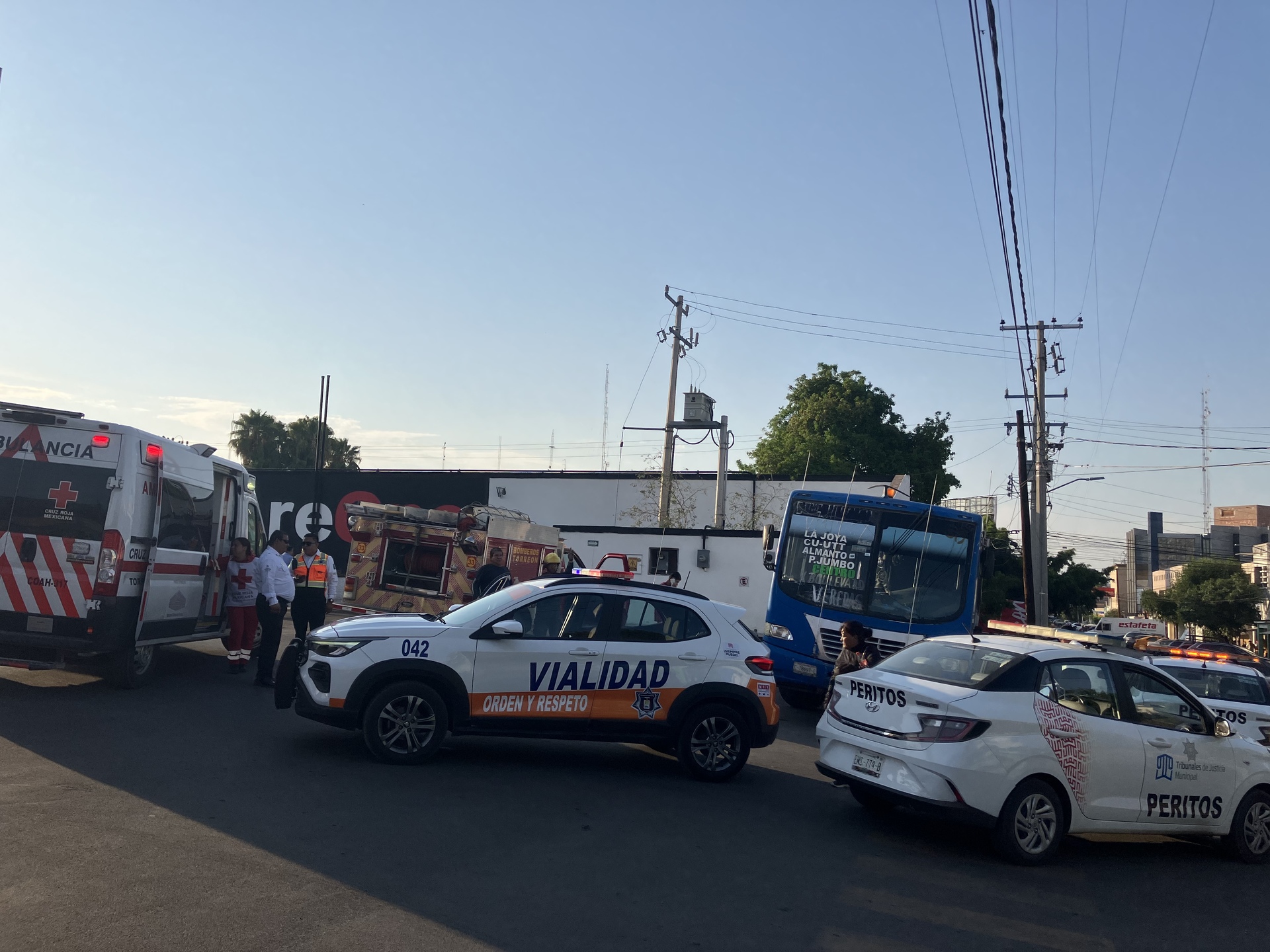 Autobús se queda sin frenos en Torreón; un joven resulta lesionado