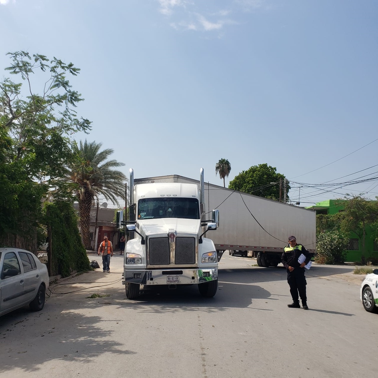 La caja del tráiler se atoró con los cables y derribó un poste. (EL SIGLO DE TORREÓN)