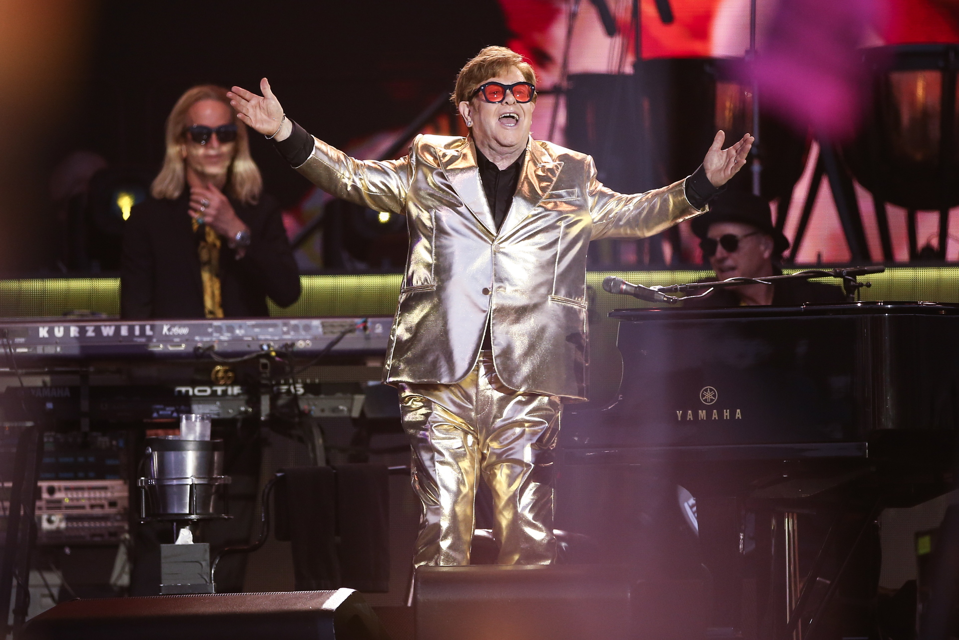 Elton John cierra el festival Glastonbury con un concierto emotivo y abarrotado