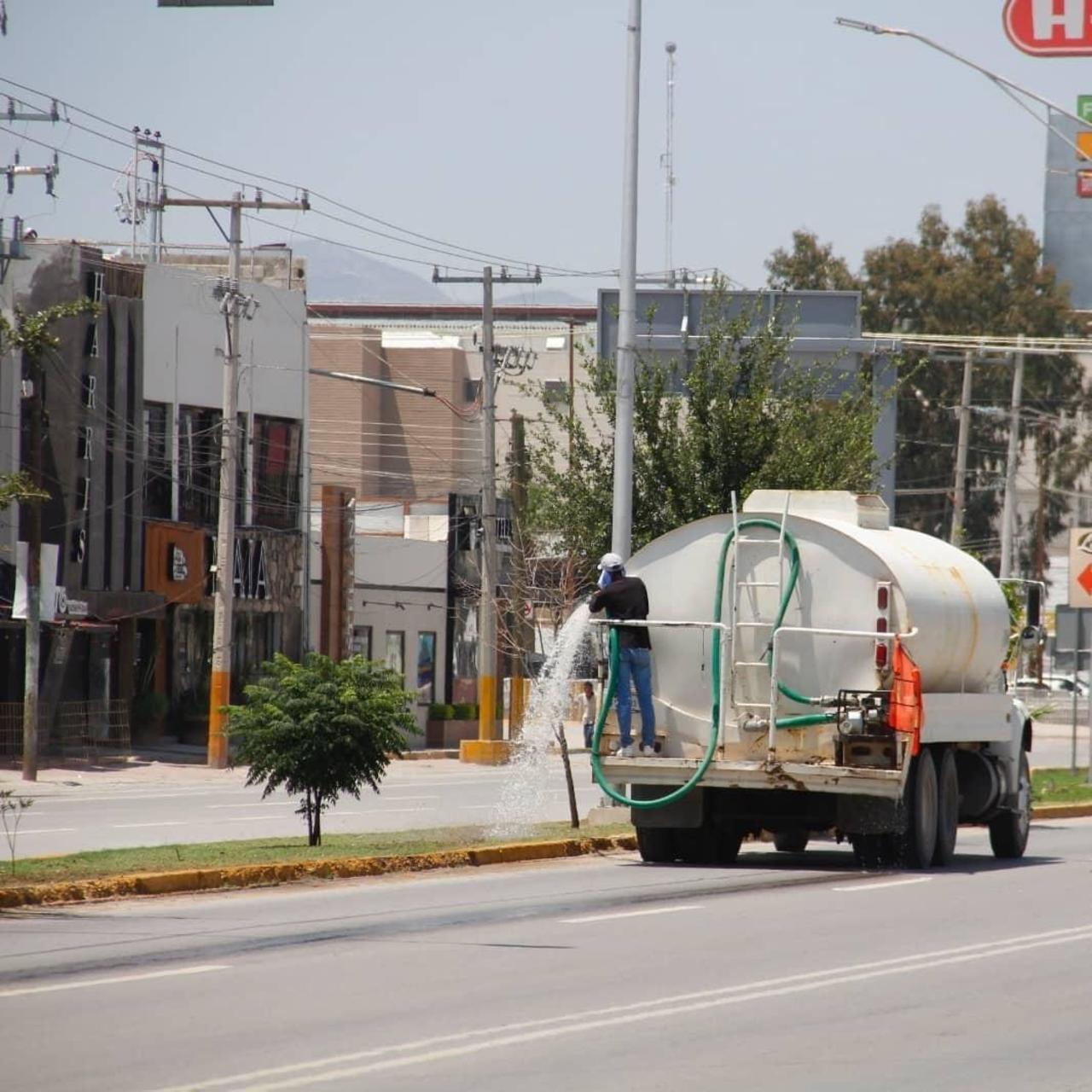 El riego de áreas verdes de la ciudad, ha permitido un ahorro significativo de agua potable. (EL SIGLO DE TORREÓN)