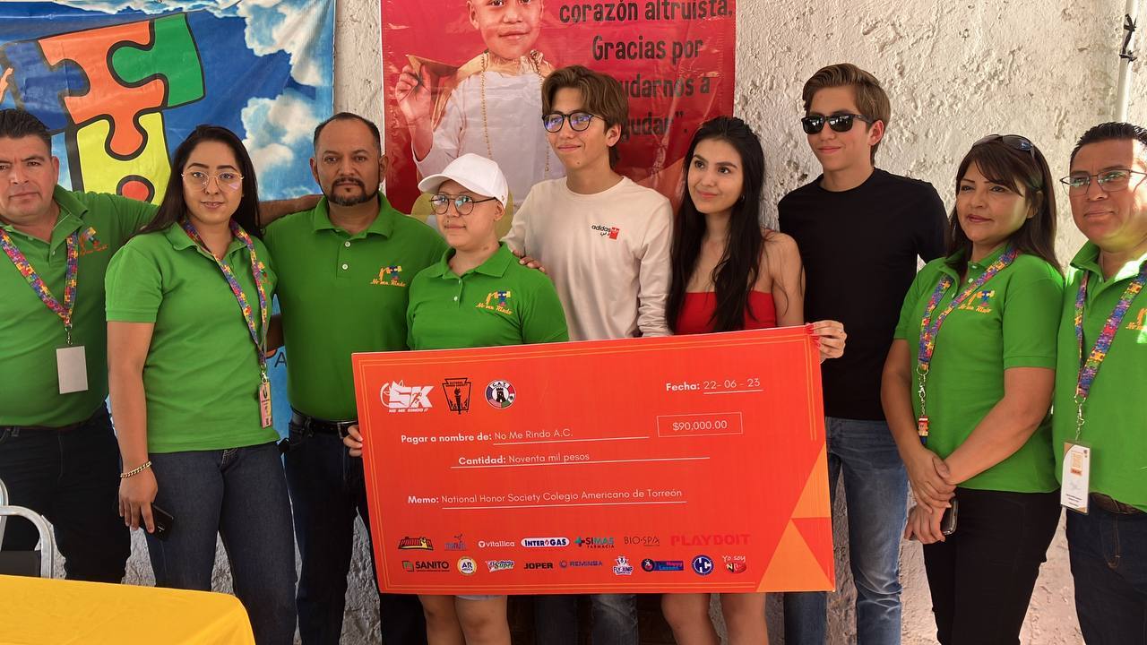 Recibió la asociación No me Rindo, donativo por parte de alumnos del Colegio Americano. (EL SIGLO DE TORREÓN)