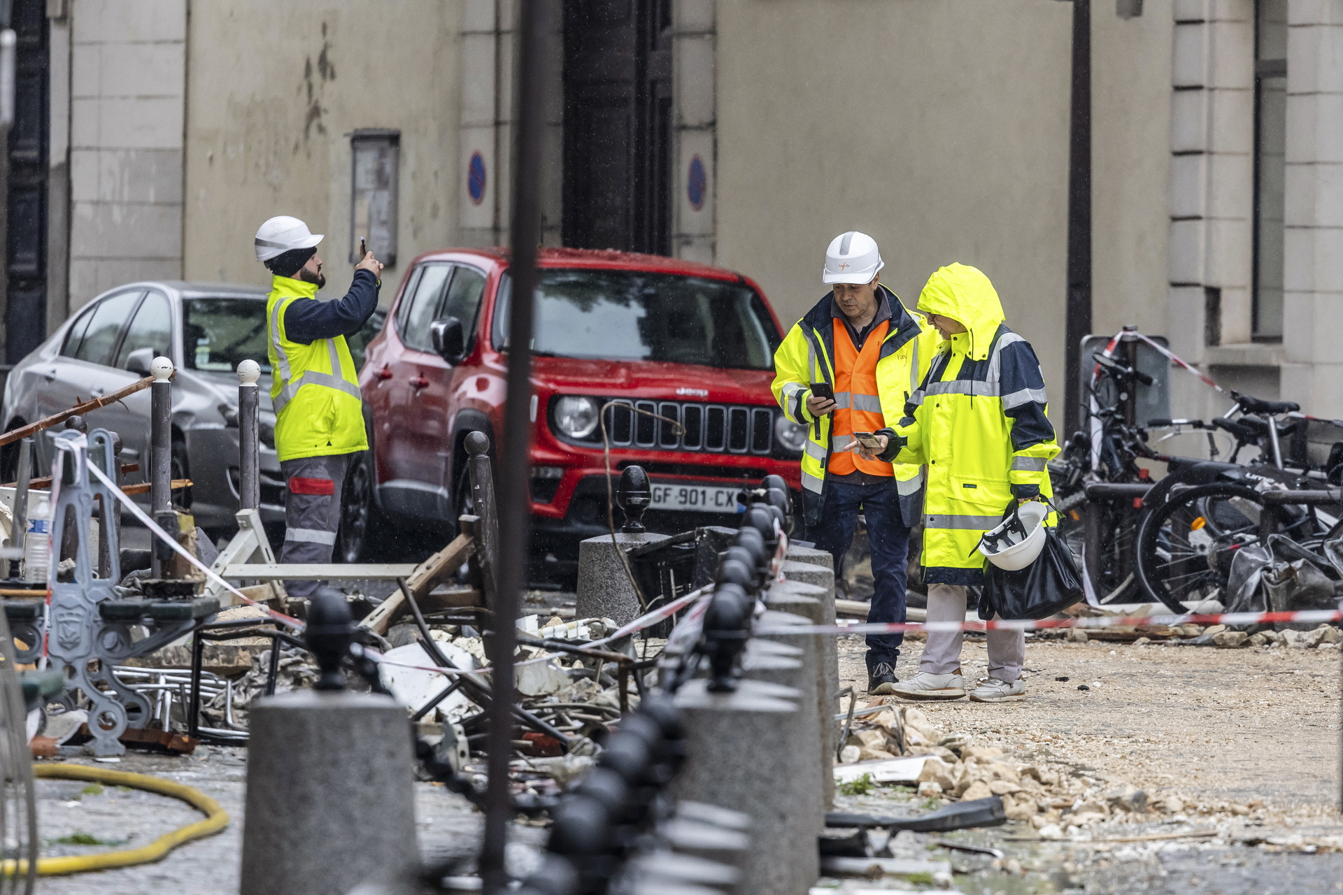 Encuentran un cadáver en los escombros de la explosión de un edificio en París de hace 6 días