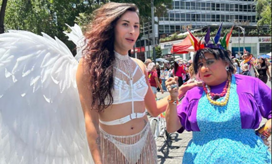 Doña Márgara Francisca hace su aparición en marcha LGBT+