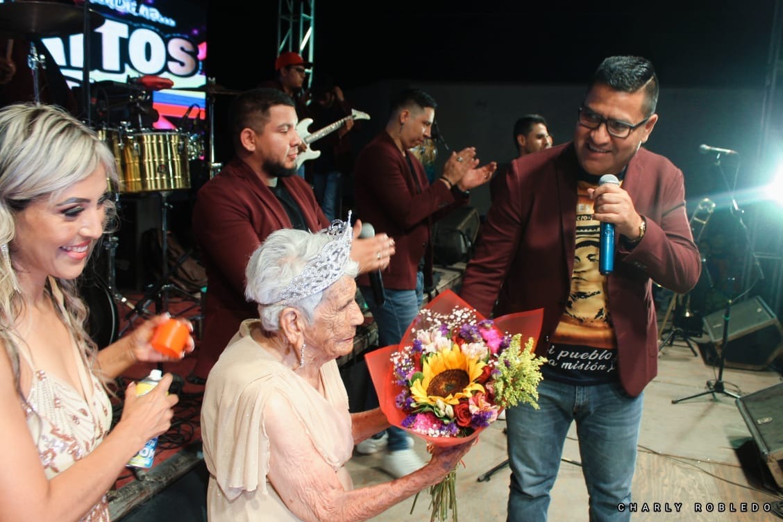 Abuelita lagunera celebra 100 años en una fiesta especial con Los Primeritos de Colombia 
