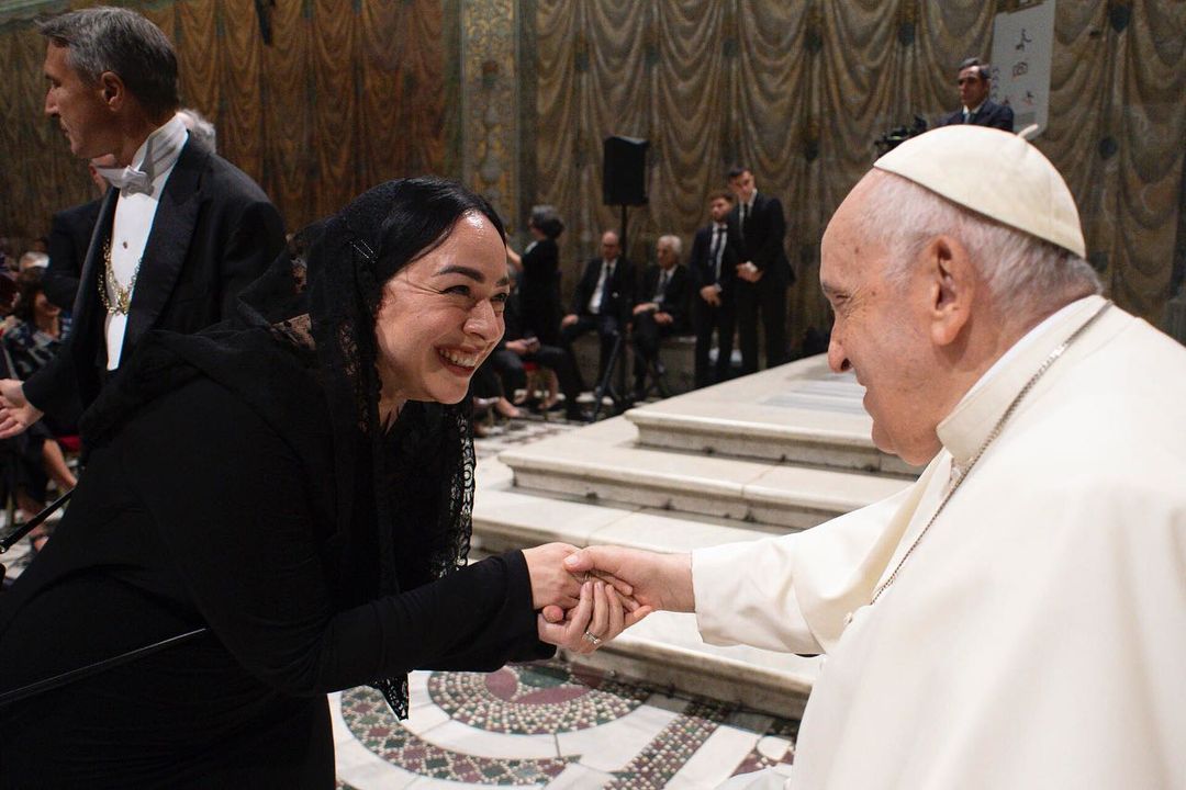 Carla Morrison desata polémica tras visitar al papa Francisco