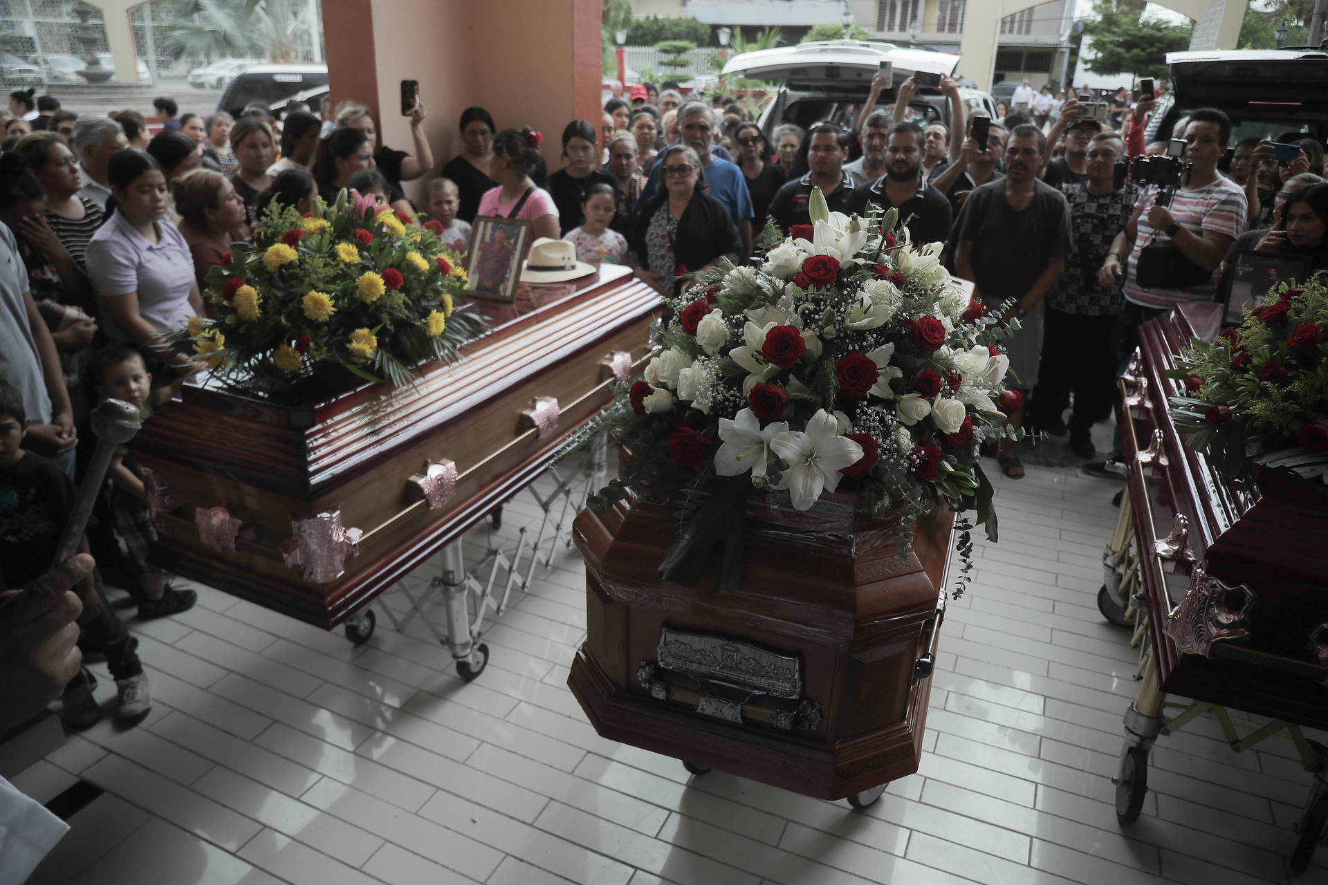 Así fue sepultado Hipólito Mora, exlíder de autodefensas en Michoacán