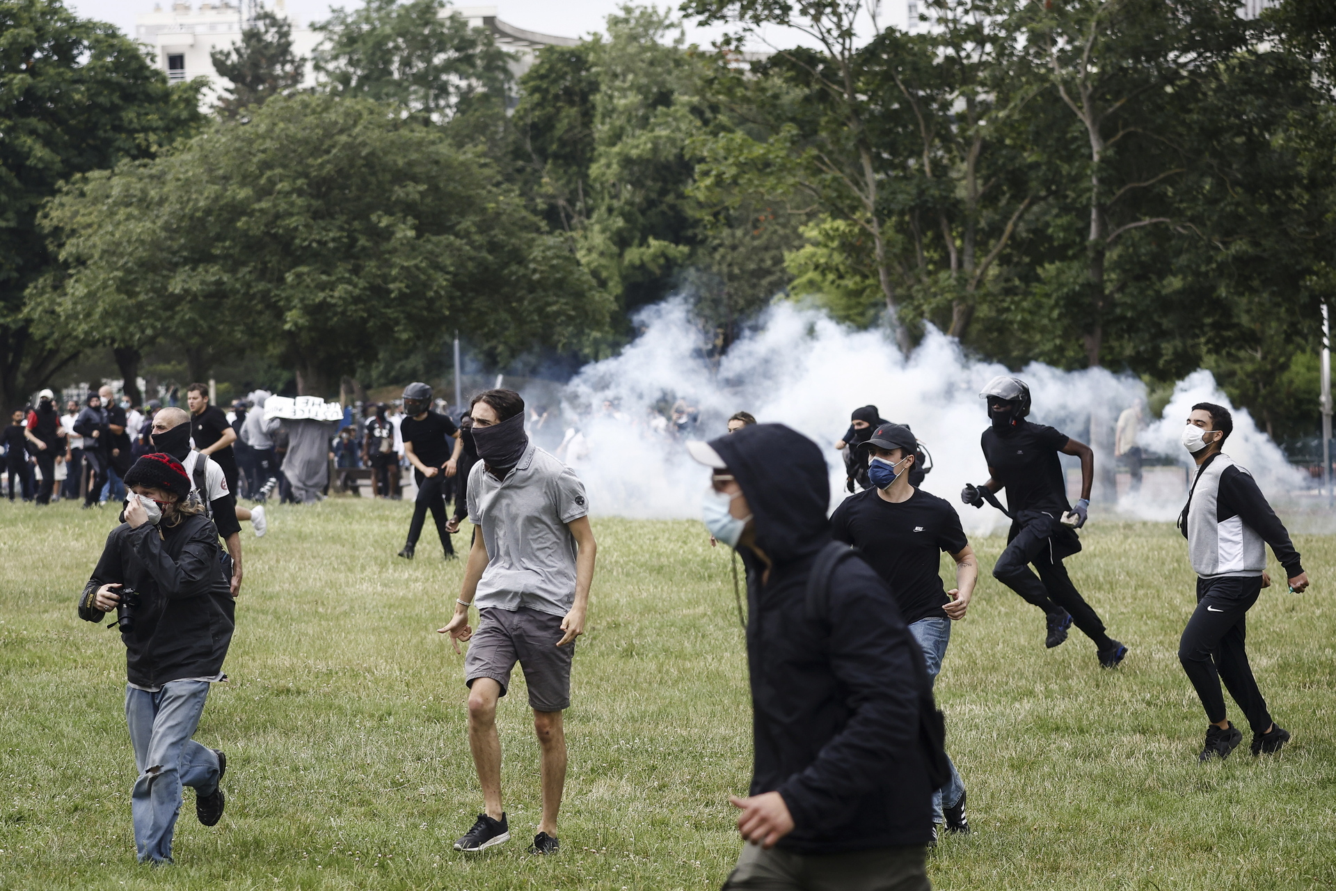 Pese a lo abultado aún de las cifras, el Ministerio de Interior ha confirmado que esta noche fue 'más tranquila' que las precedentes. (YOAN VALAT / EFE)