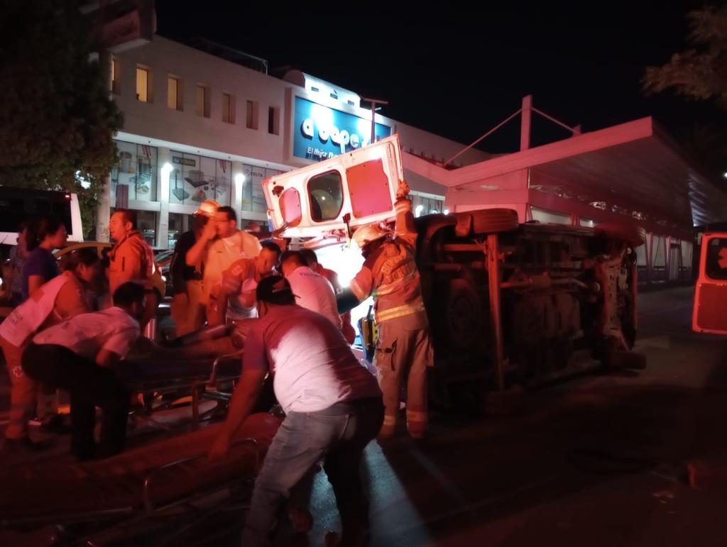 Ambulancia termina volcada al ser impactada por un automóvil en Torreón