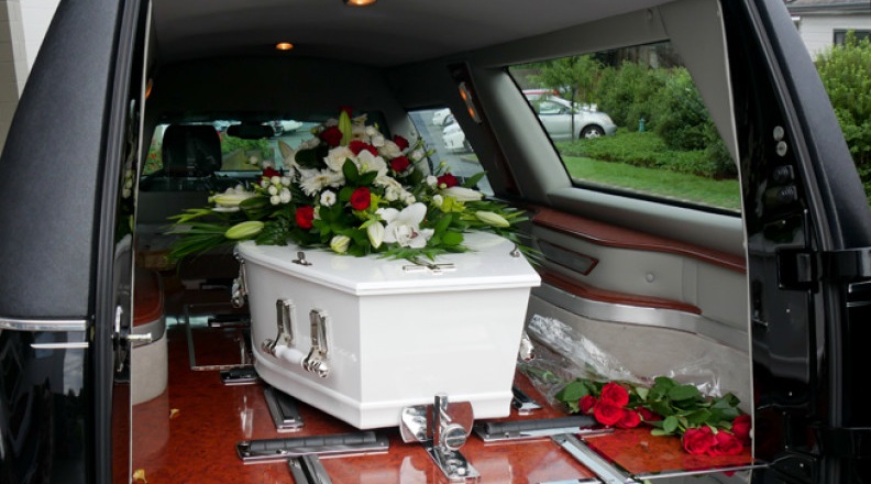 Mujer 'resucita' camino a su propio funeral; médicos la habían declarado sin vida 