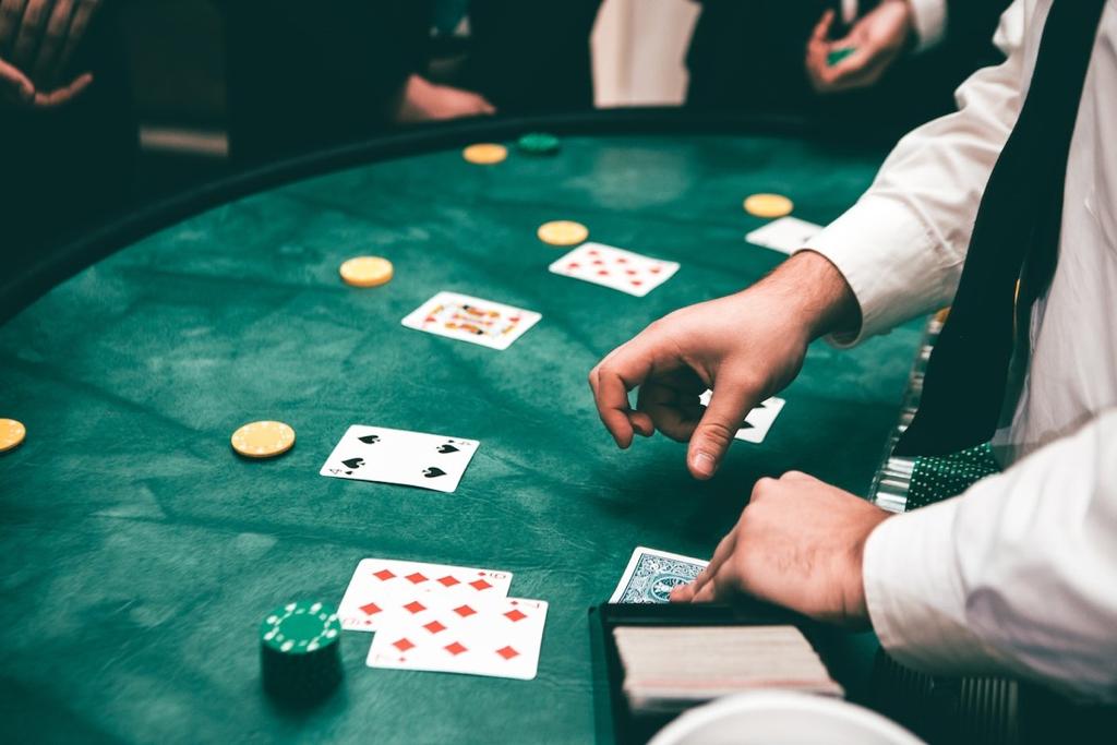 Conocer los juegos de mesa con crupier en vivo de los casinos en línea