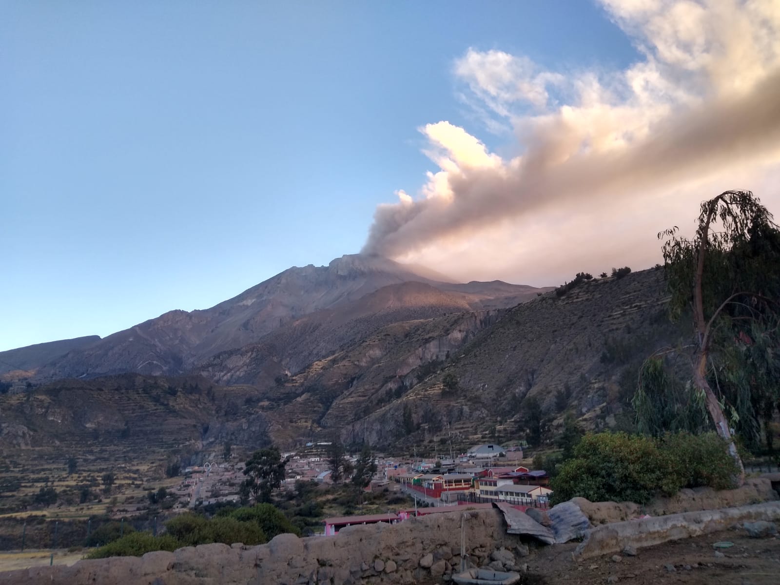 Perú declara estado de emergencia ante el peligro eruptivo del volcán Ubinas