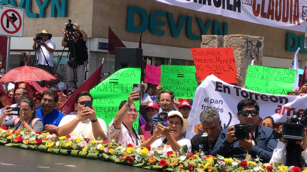 Protestan contra Gerardo Berlanga en evento de Claudia Sheinbaum en Torreón
