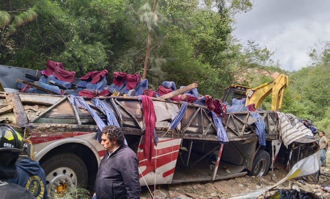 Reportan la muerte de al menos 26 personas tras volcadura de autobús en Oaxaca