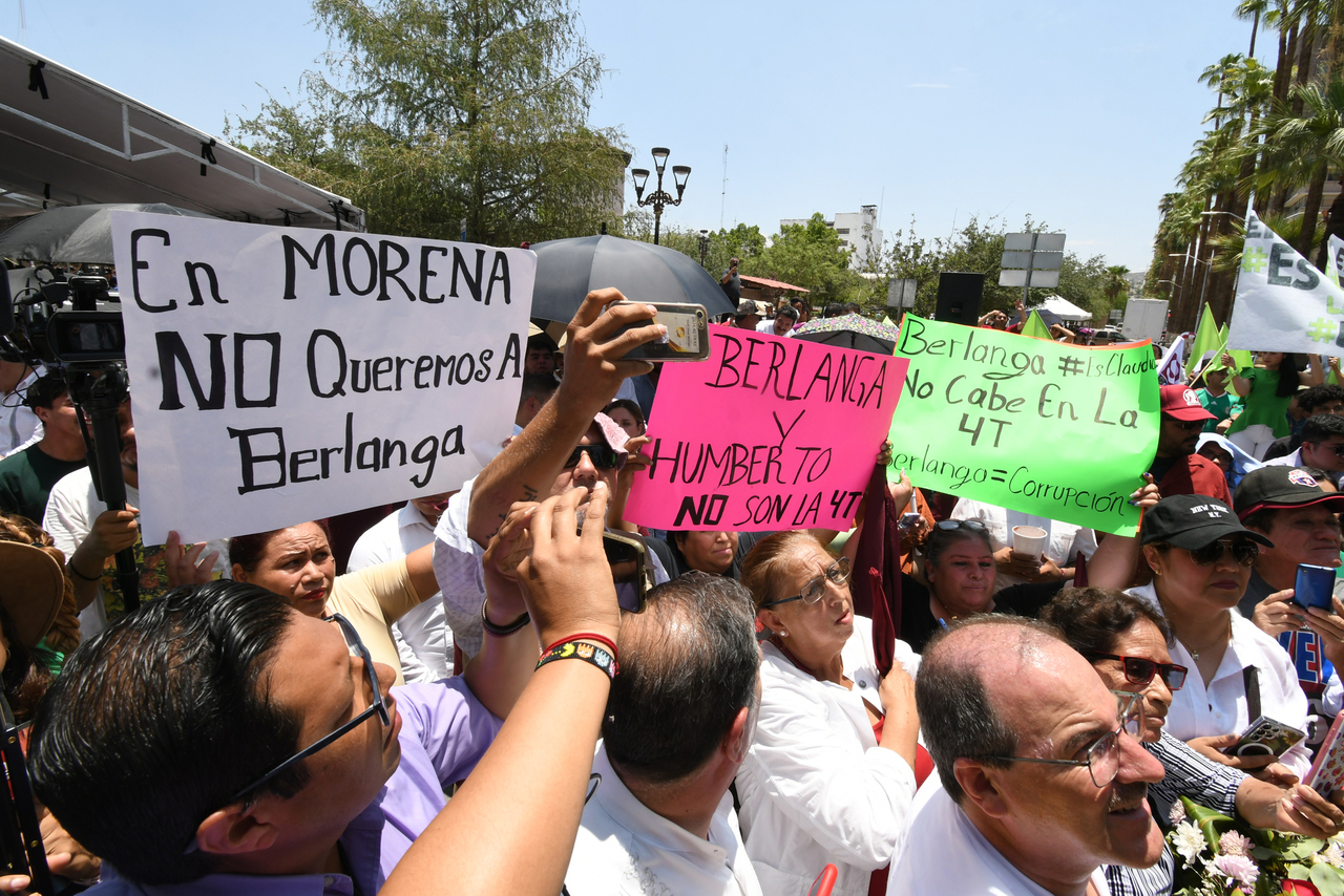 Protestan contra exsecretario de Inversión Pública de Coahuila en mitin