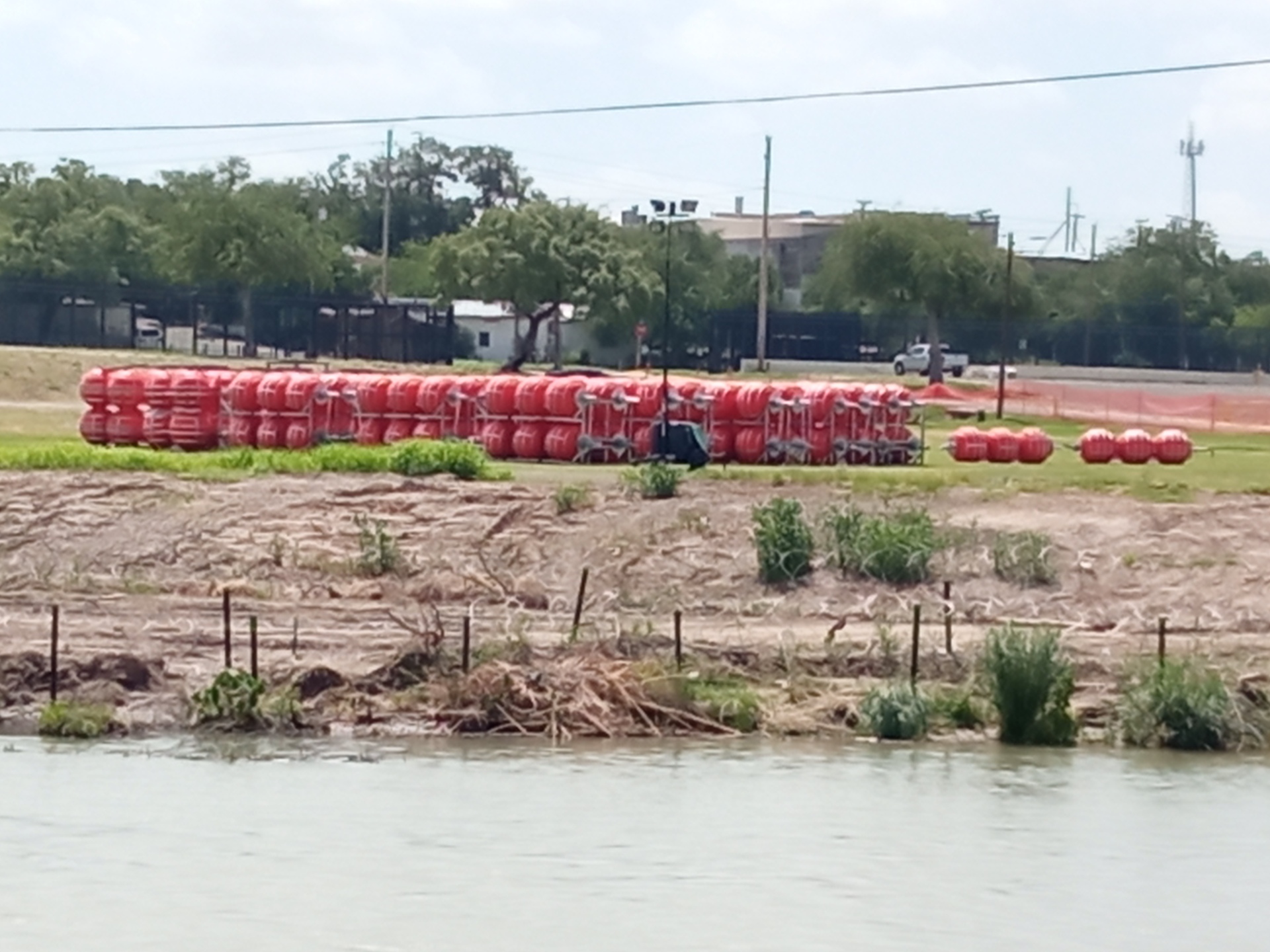 Inician ensamble de línea de boyas que colocarán en el río Bravo