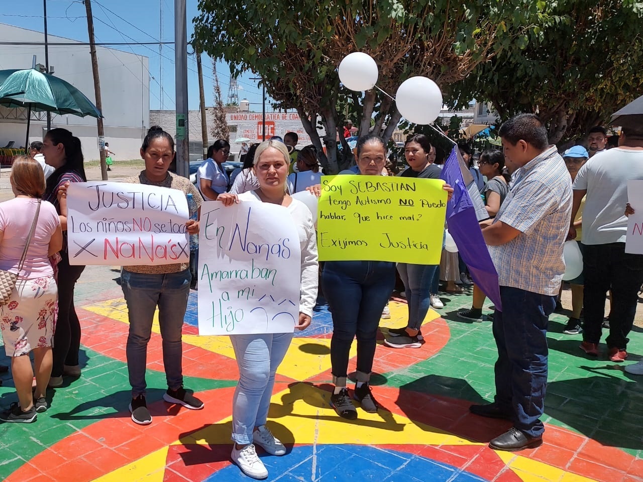 Ayer sábado los padres de familia de los niños que presuntamente fueron violentados en una guardería realizaron una marcha para exigir justicia.