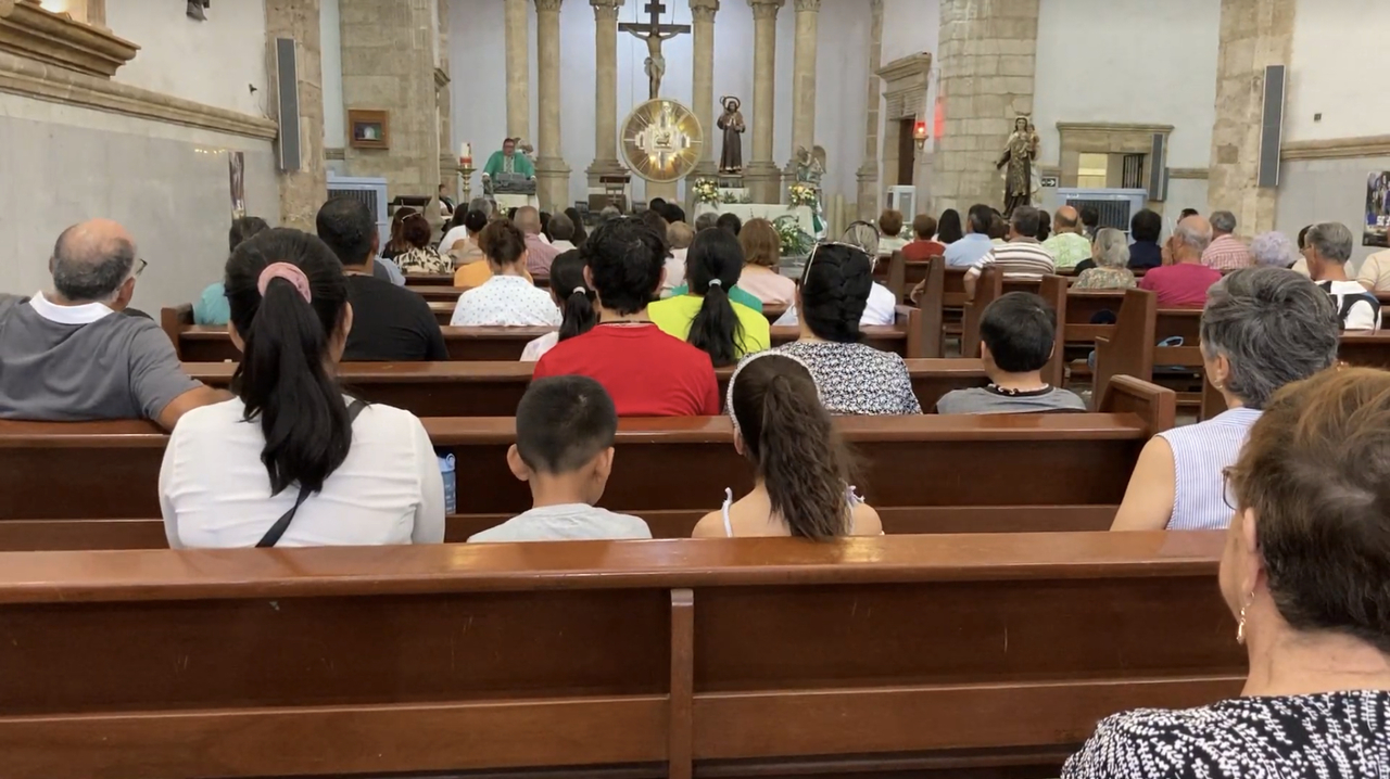 La entrada principal de la iglesia está cerrada y el acceso para las homilías es por una entrada lateral.