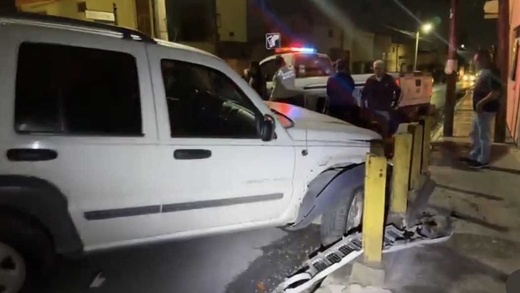 Conductor ebrio choca su camioneta en Saltillo