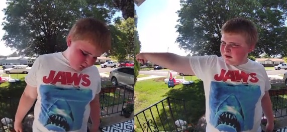 VIDEO: Niño víctima de 'bullying' toca las puertas de sus vecinos buscando amigos 