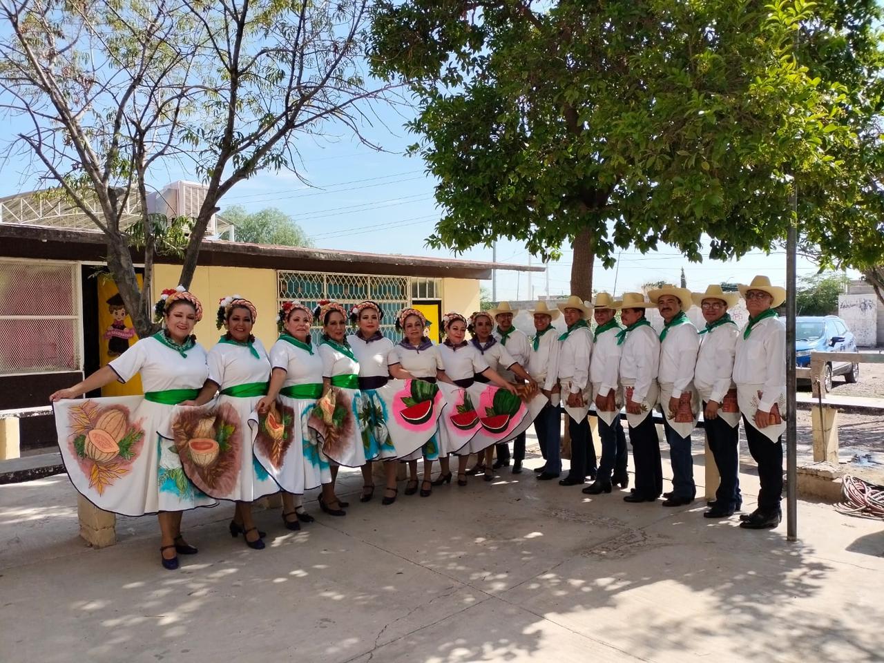 Continúa trabajando el grupo de baile folklórico Huehuecóyotl, que lo integran los adultos mayores del DIF Torreón. (EL SIGLO DE TORREÓN)