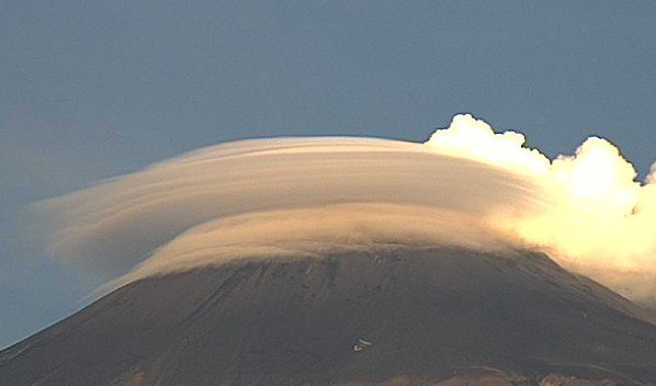 ¿Qué son las nubes lenticulares captadas sobre el Popocatépetl?