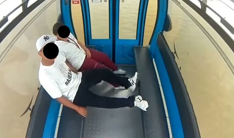 Captan en video a pareja en la intimidad durante viaje en teleférico ¿Dónde ocurrió? 