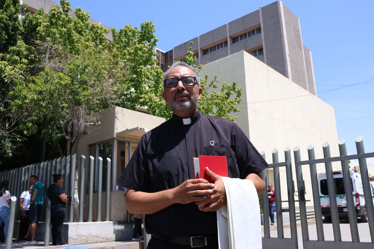 El sacerdote trató de ingresar para dar auxilio espiritual a la paciente, pero una policía de la Guardia Nacional, le negó el paso.