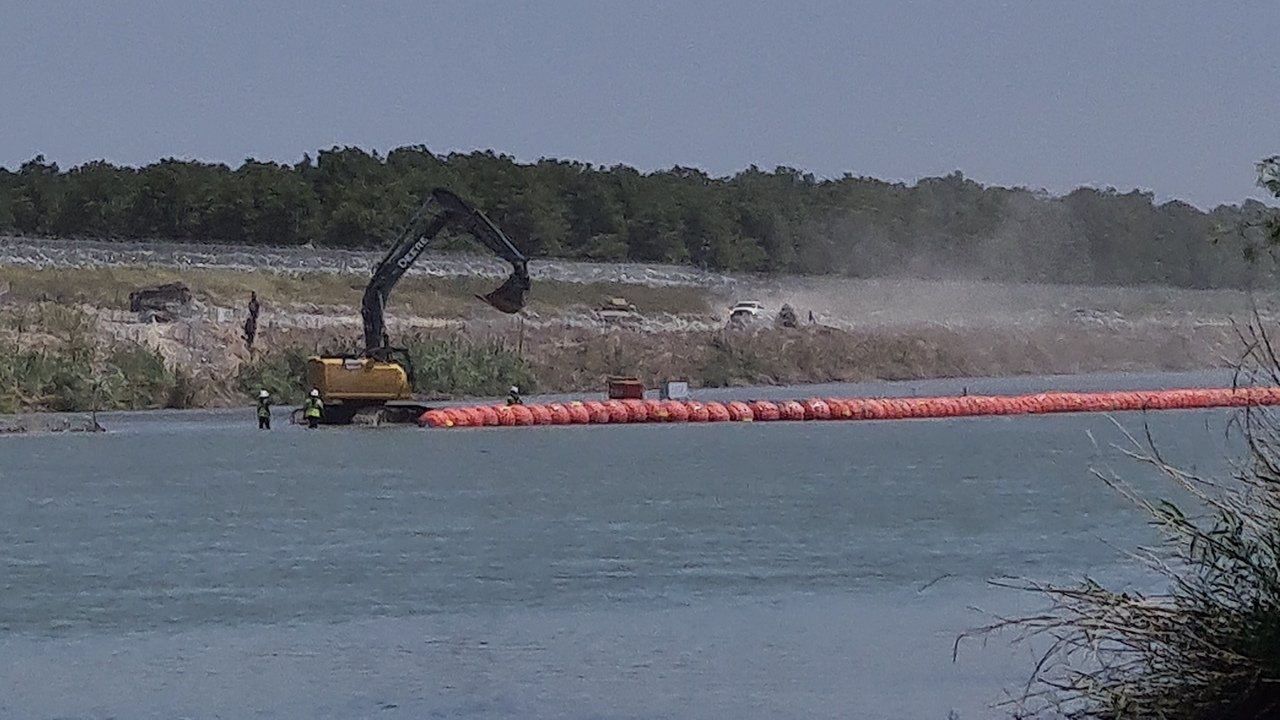 La Comisión Internacional de Límites y Aguas documenta la instalación de boyas en el río Bravo.