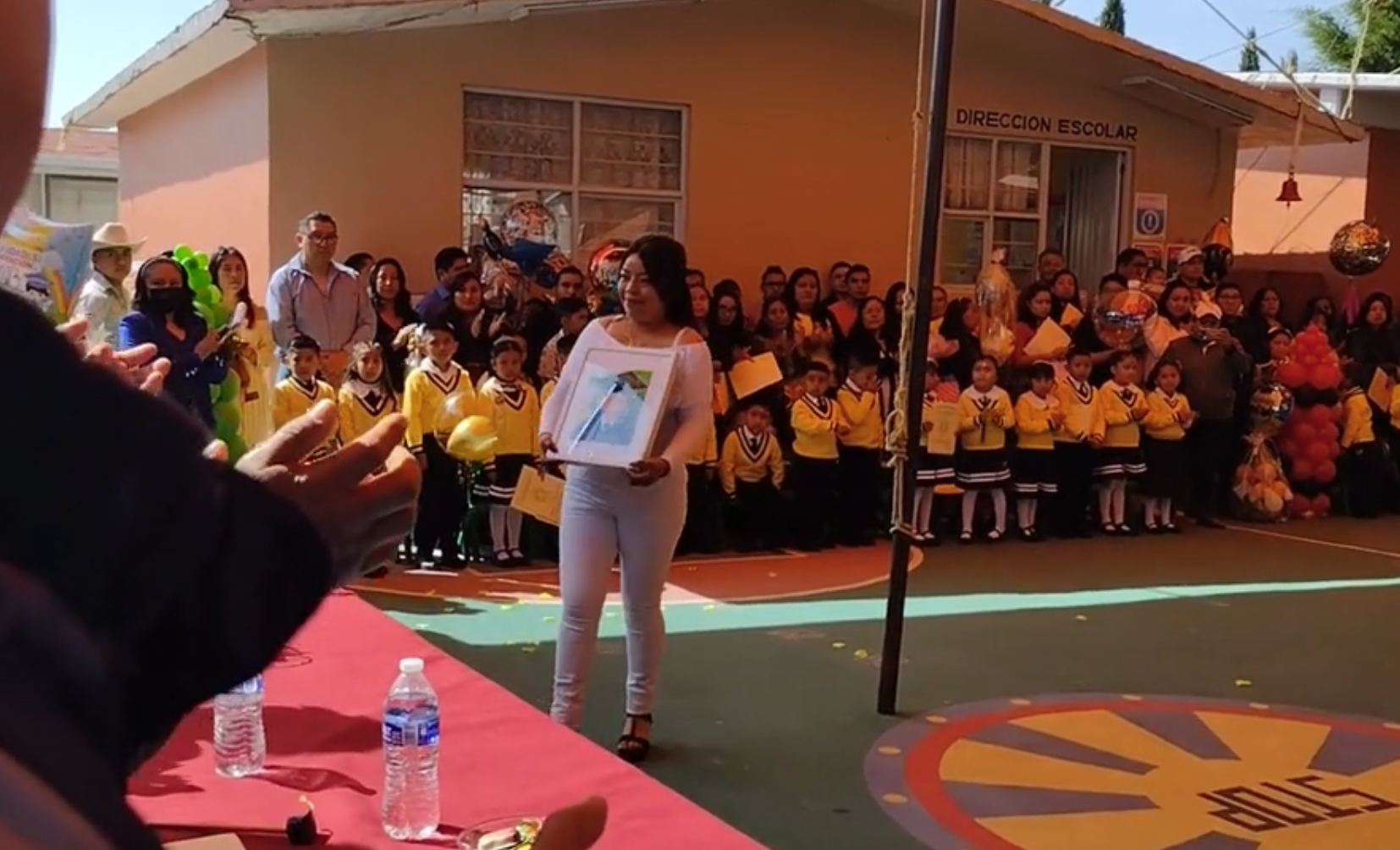 '¡Lo lograste, campeón!', madre lleva foto de su hijo fallecido a graduación de kínder