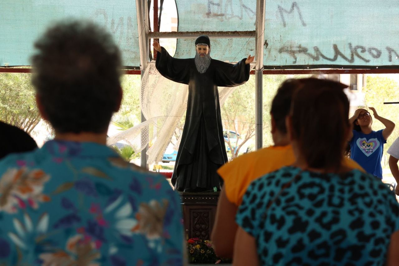 Celebran por adelantado a San Charbel con una tradicional reliquia lagunera, a la que acudieron decenas de familias. (VAYRON INFANTE / EL SIGLO DE TORREÓN)