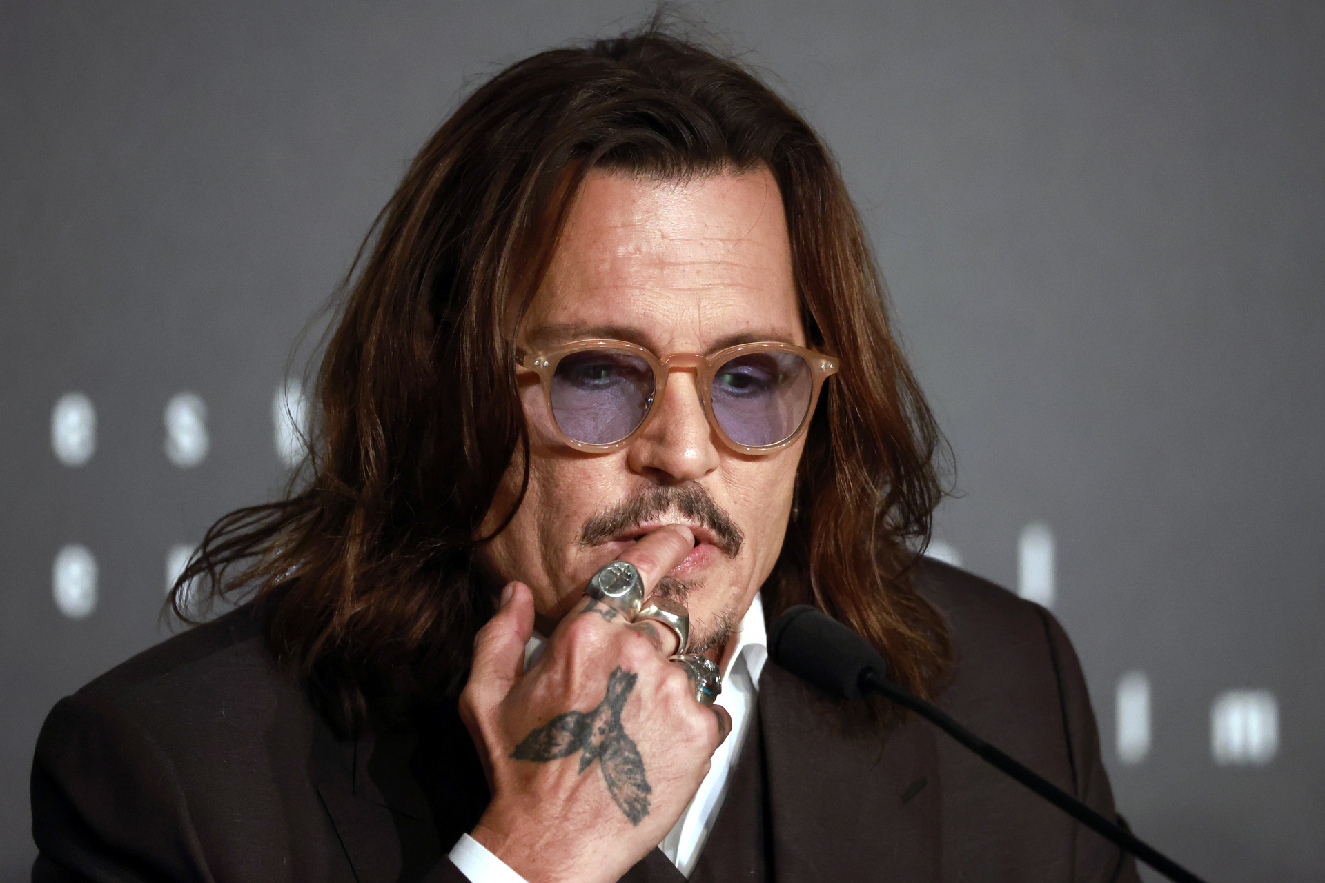 Cancelan concierto de Johnny Depp tras de sufrir un desmayo en su cuarto de hotel