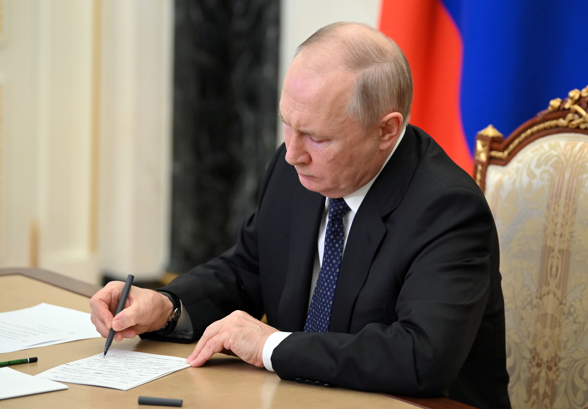 Vladimir Putin firma la ley que prohíbe el cambio de sexo en Rusia