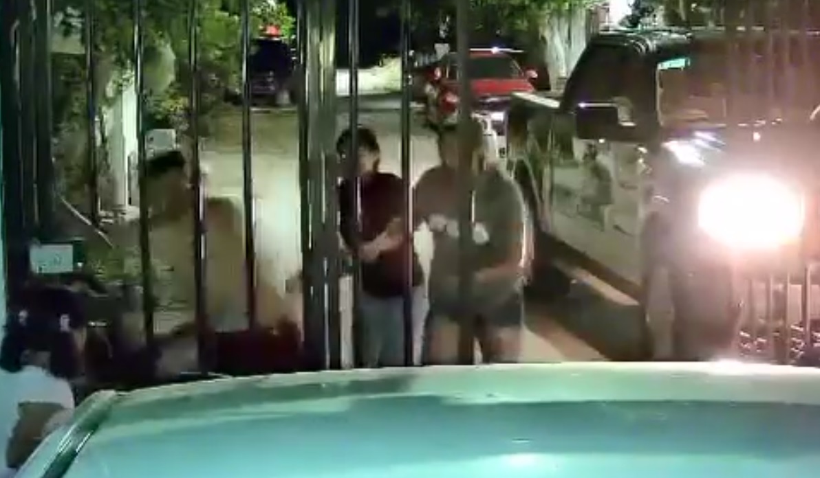 Difunden video de vecinos agrediendo a pareja en colonia de Torreón