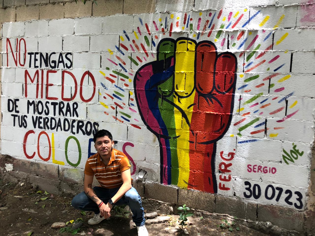 Comunidad LGBT realiza mural para visibilizar movimiento en Saltillo
