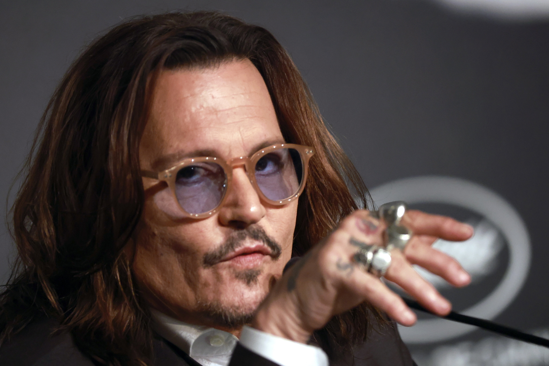 Johnny Depp reaparece tras haber sufrido una severa caída
