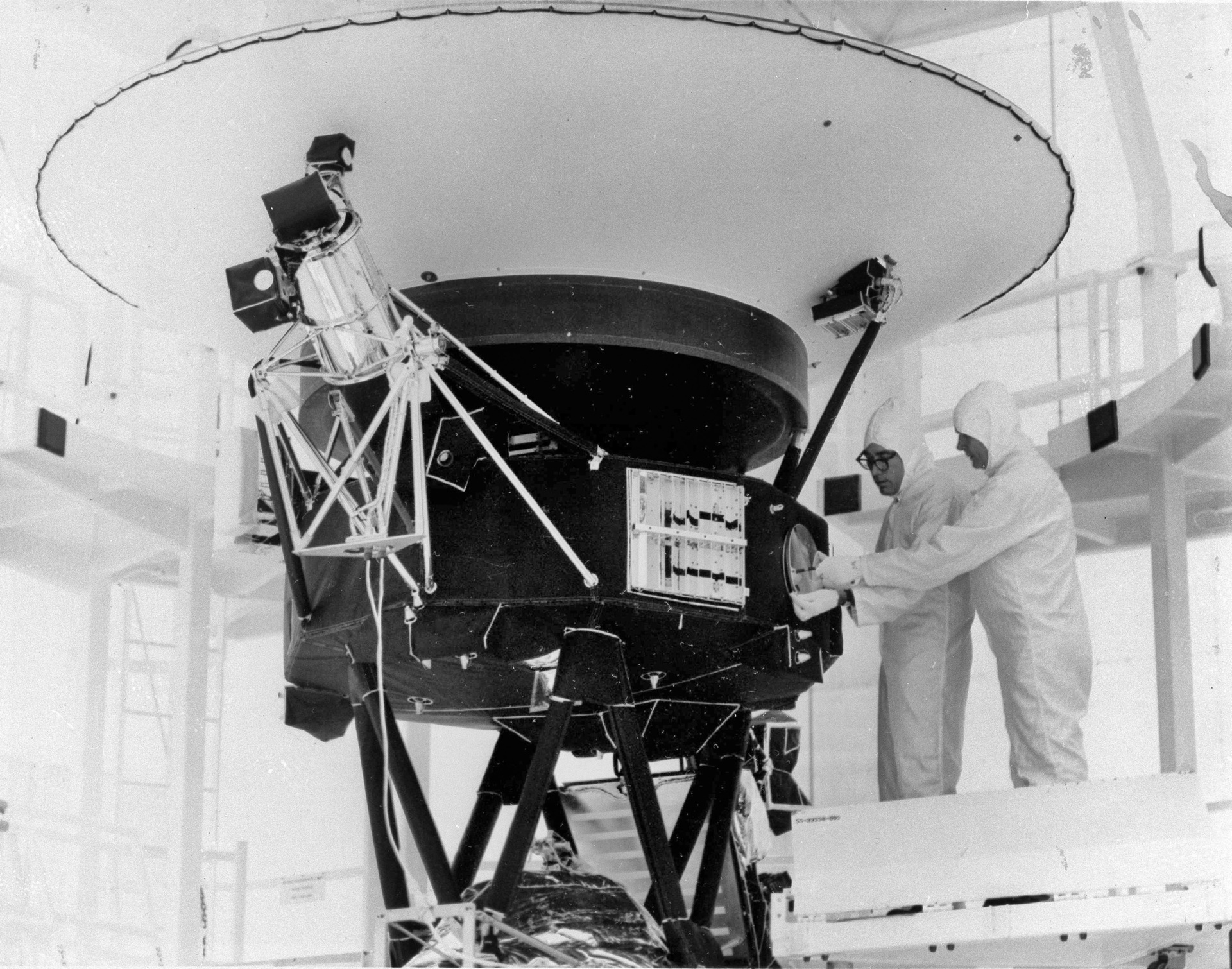 Los controladores del Laboratorio de Propulsión a Chorro en California ahora intentarán enderezar de nuevo las antenas del Voyager 2. (AP)