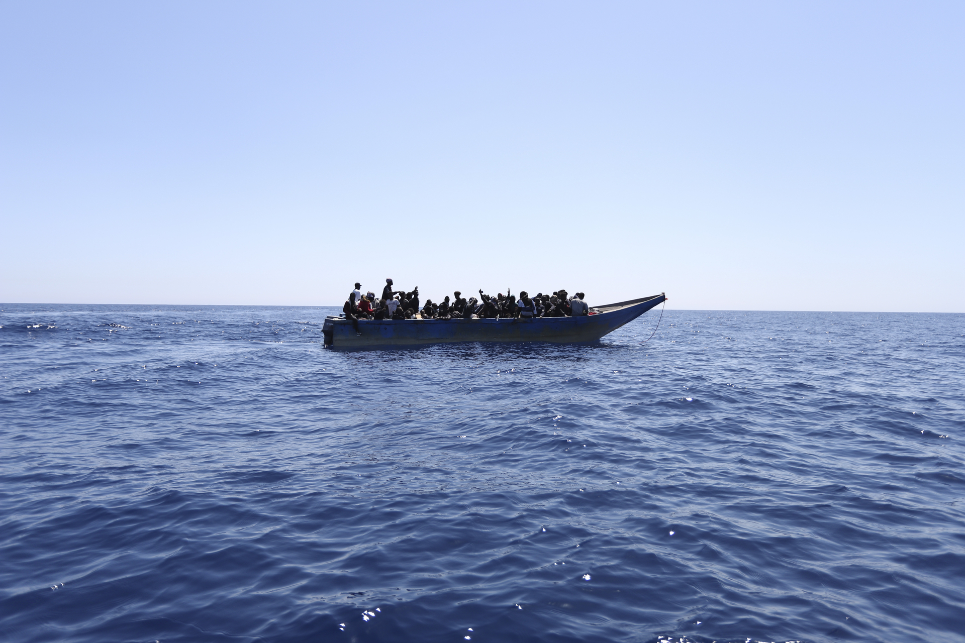 El tramo del mar Mediterráneo entre el norte de África e Italia es una de las rutas más utilizadas por migrantes, refugiados y solicitantes de asilo. (EFE)