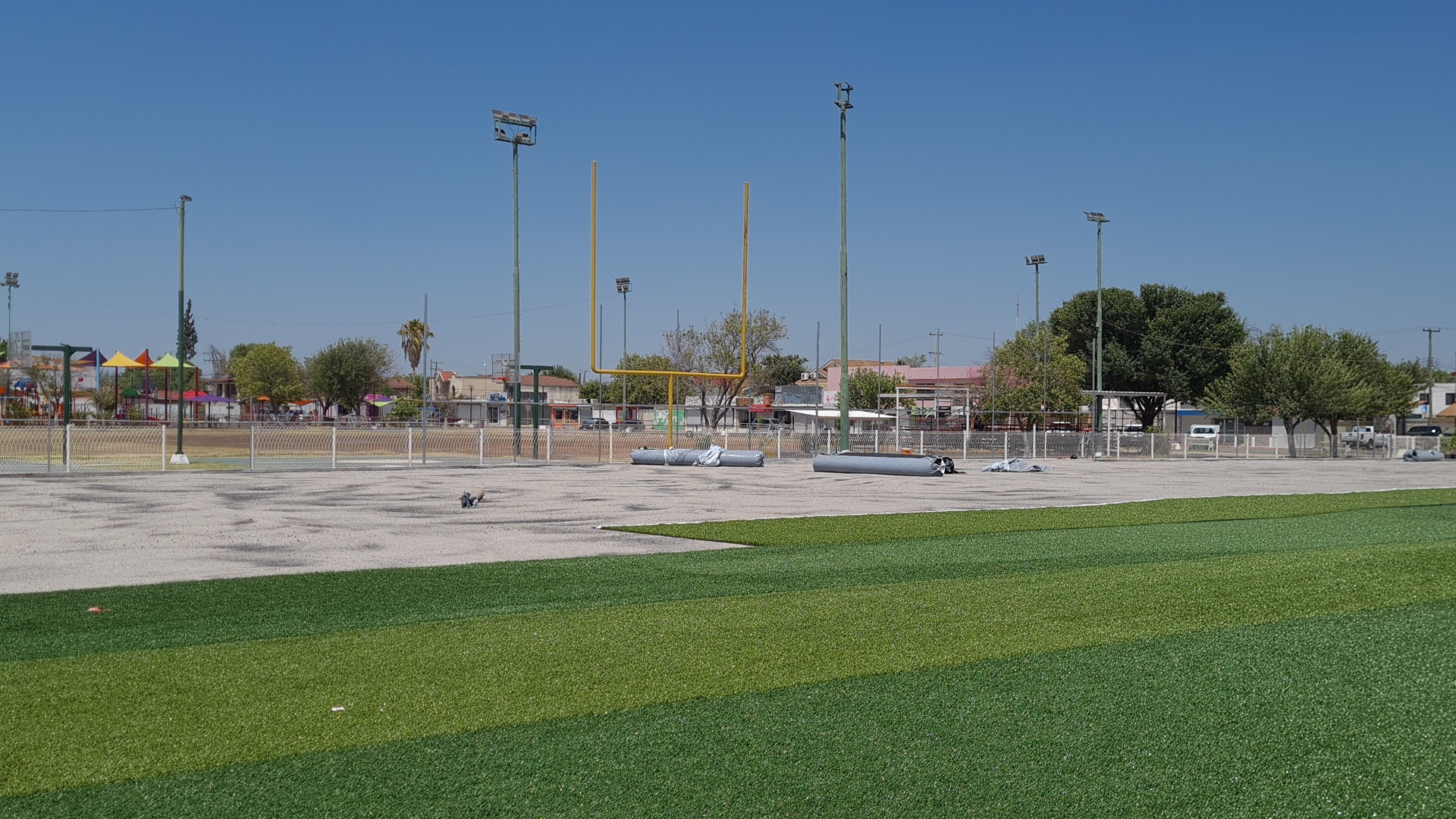 En marcha, instalación del pasto sintético en cancha de futbol de la Macroplaza II en Piedras Negras