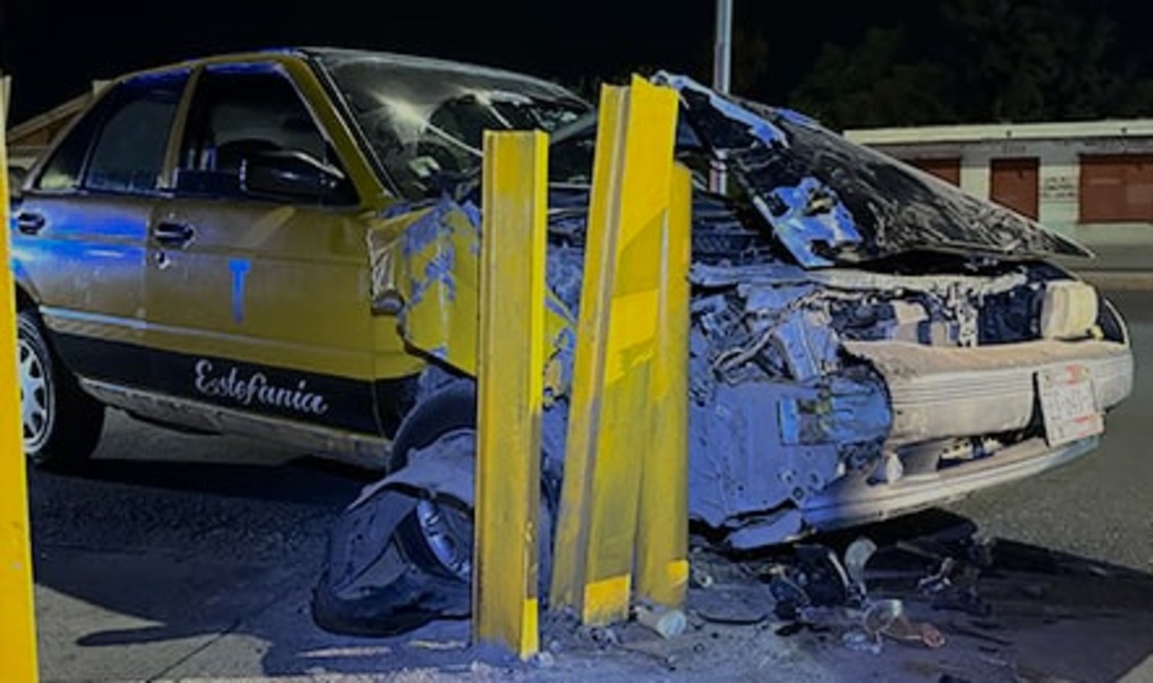Conductor abandona su vehículo tras chocar en Saltillo