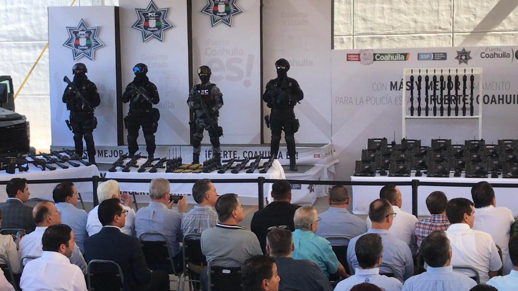 Gobernador de Coahuila entrega armamento y equipos de radiocomunicación a agentes de Policía Estatal