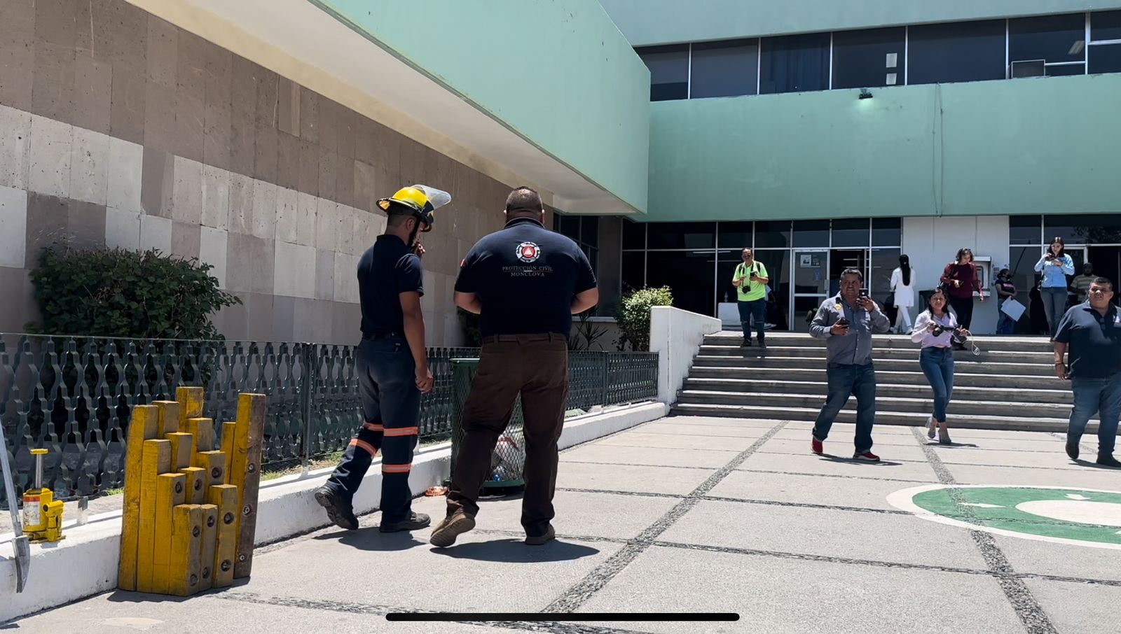 Tras cuatro horas, rescatan a siete personas atrapadas en elevador del IMSS en Monclova