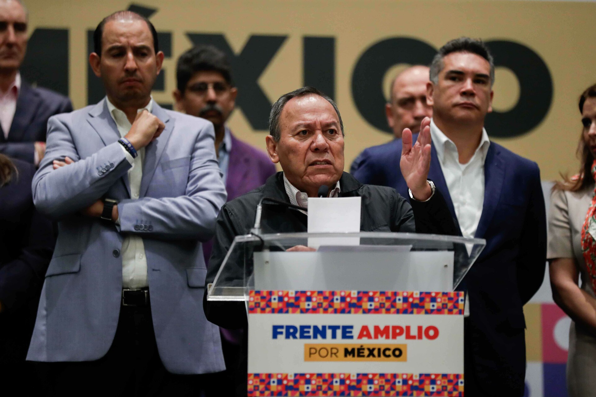 PRD consultará a su militancia su permanencia en Frente Amplio por México: Zambrano 