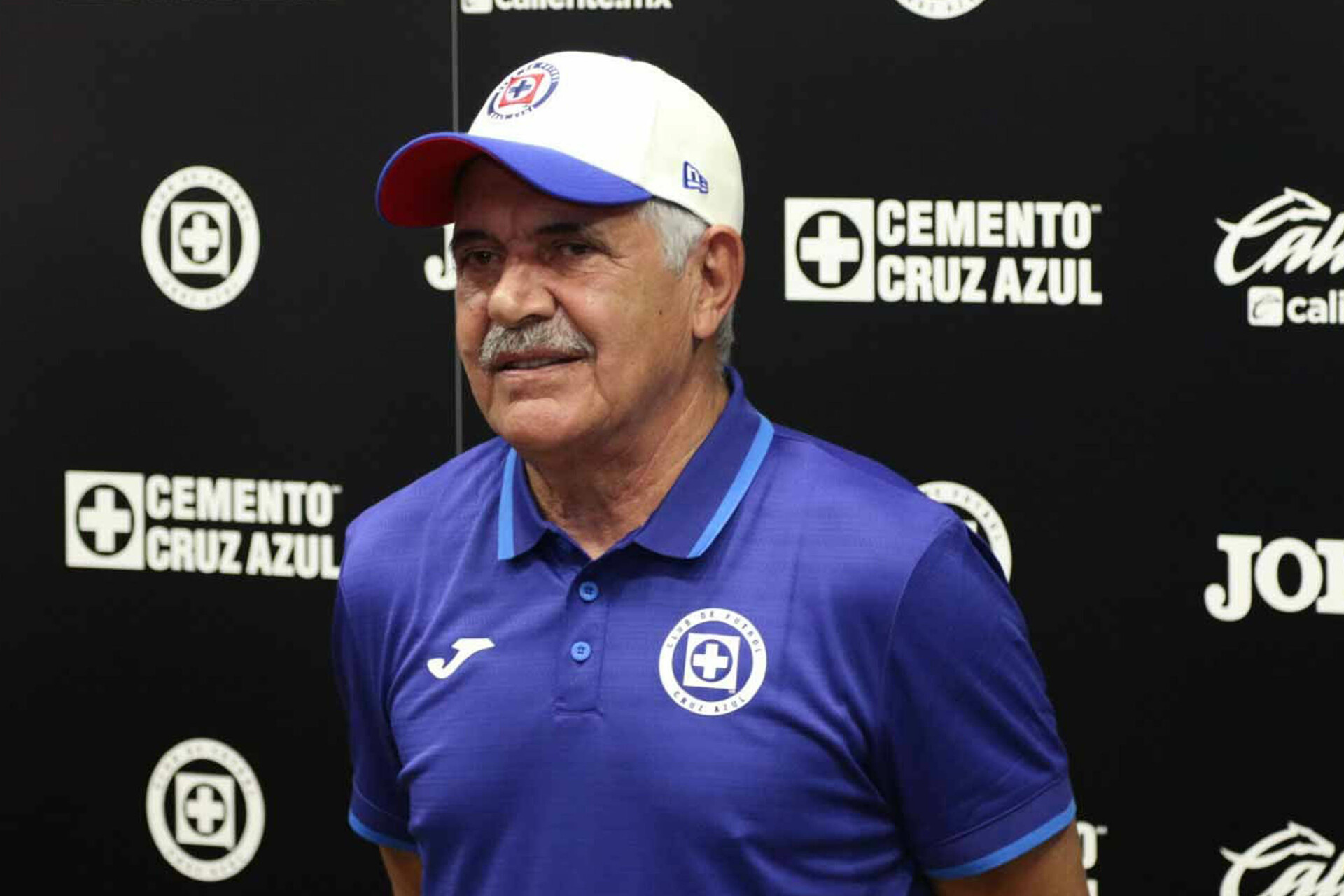 Ricardo Ferretti fue cesado como director técnico de Cruz Azul; deja al equipo en el último lugar con cero puntos (AGENCIAS)