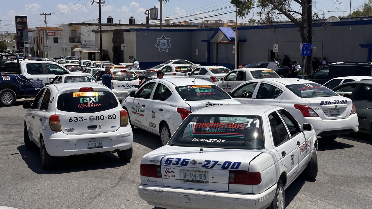 Más de 300 taxistas bloquean Seguridad Pública en Monclova