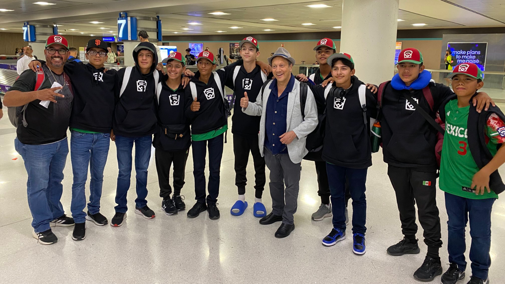 Rob Schneider invita cena a equipo juvenil mexicano de beisbol