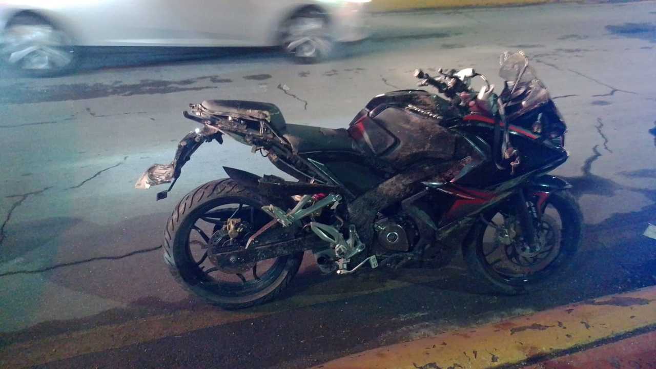 El joven iba a bordo de una motocicleta, de la cual salió proyectado varios metros y terminó en un charco. (EL SIGLO DE TORREÓN)