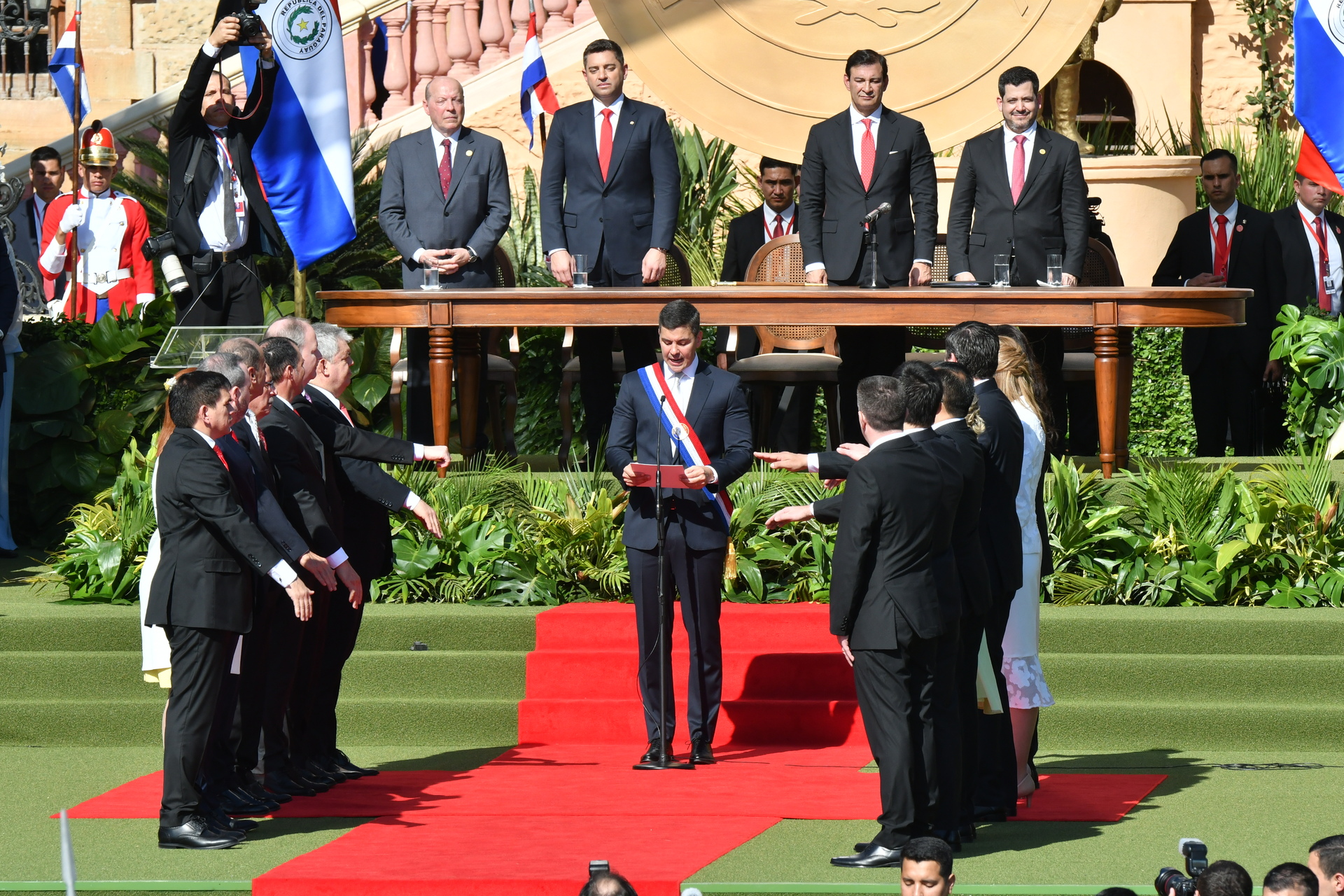 Santiago Peña asume la Presidencia en busca de consensuar y convertir a Paraguay en protagonista