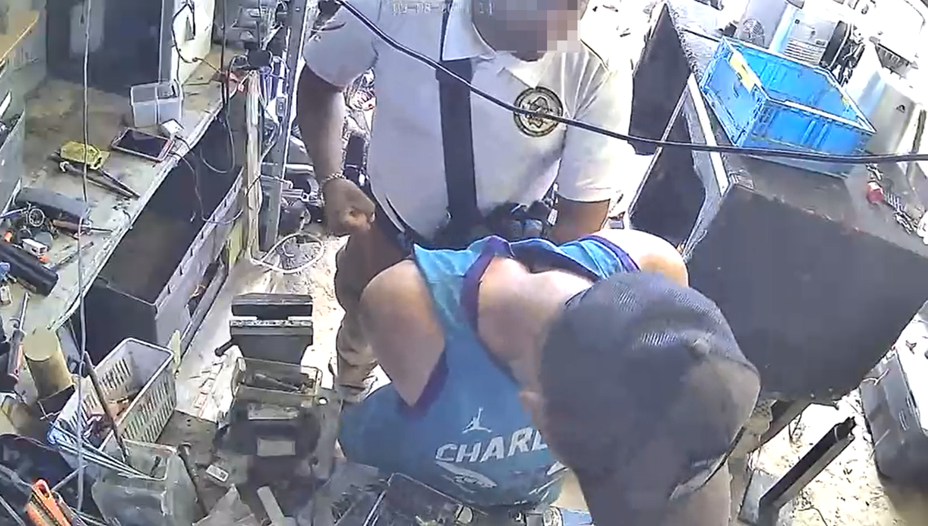 Policías son grabados golpeando a hombre esposado en Saltillo; afectado denuncia robo de 25 mil pesos
