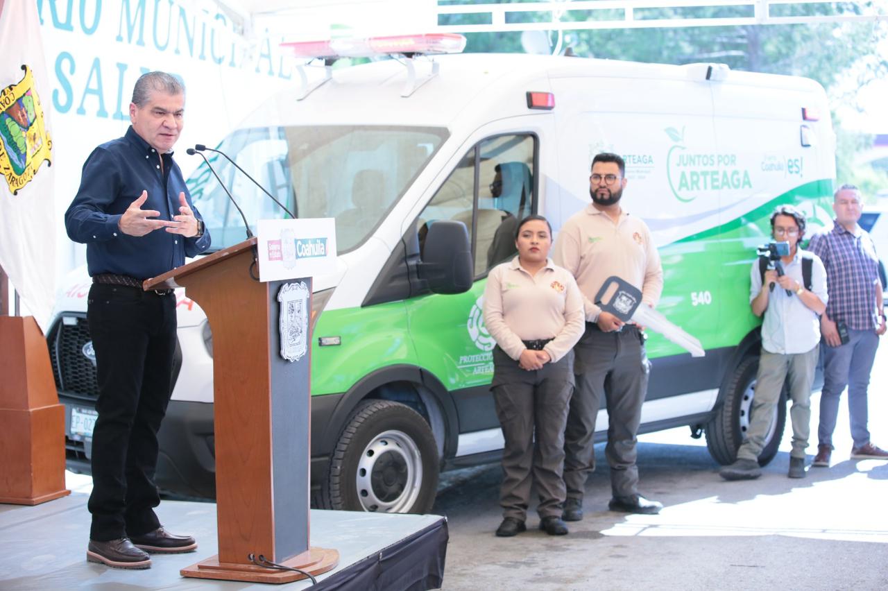 Gobierno estatal entrega ambulancias al municipio de Arteaga